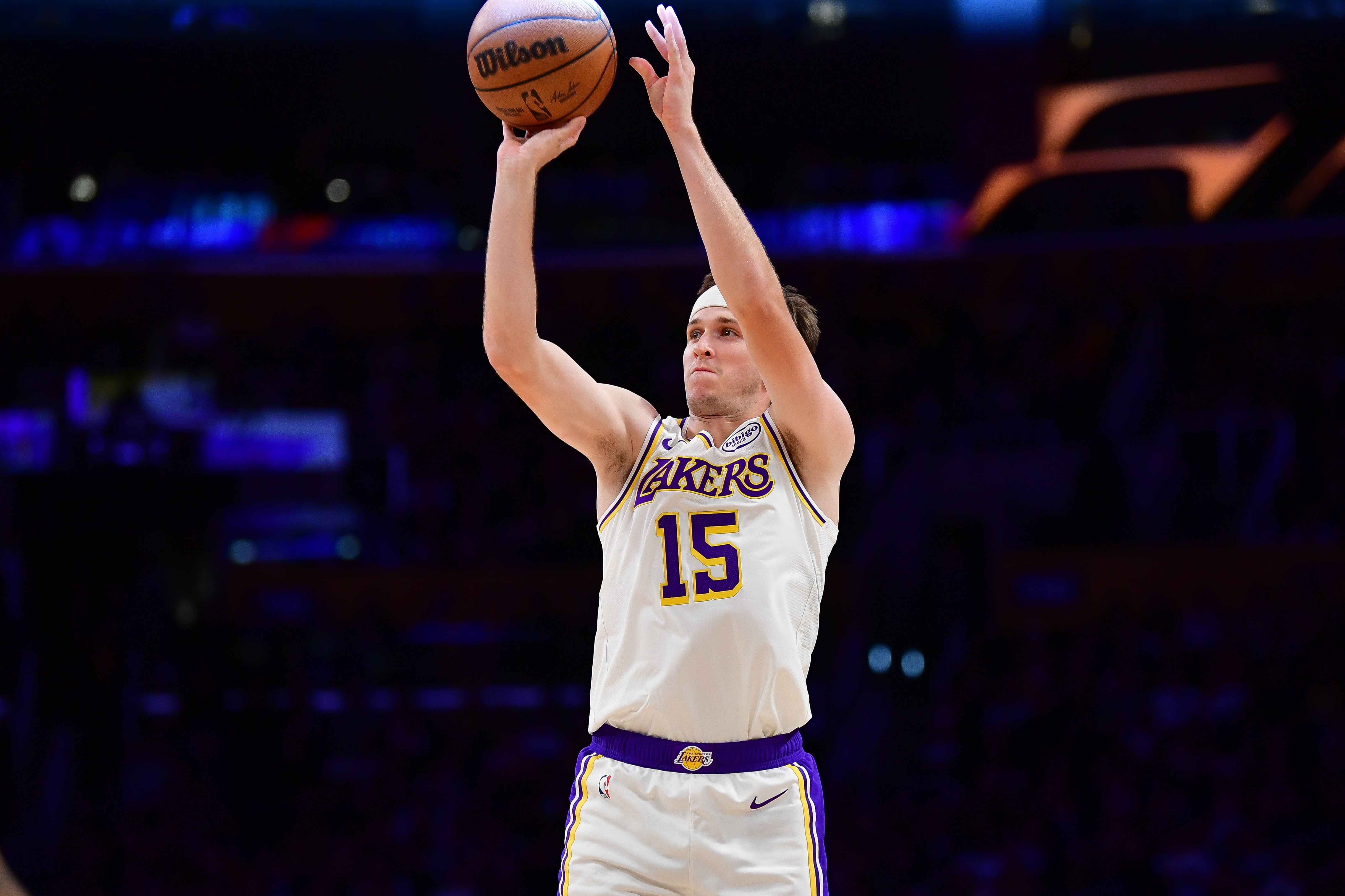 来感觉了！里夫斯弧顶借掩护命中撤步三分球