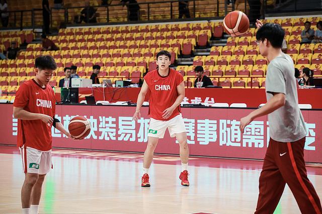 中国男篮热身赛险胜，王俊杰两双数据表现抢眼